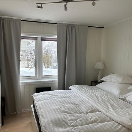 Sentral 4-Roms Leilighet I Trollbakken Tromsø Kültér fotó
