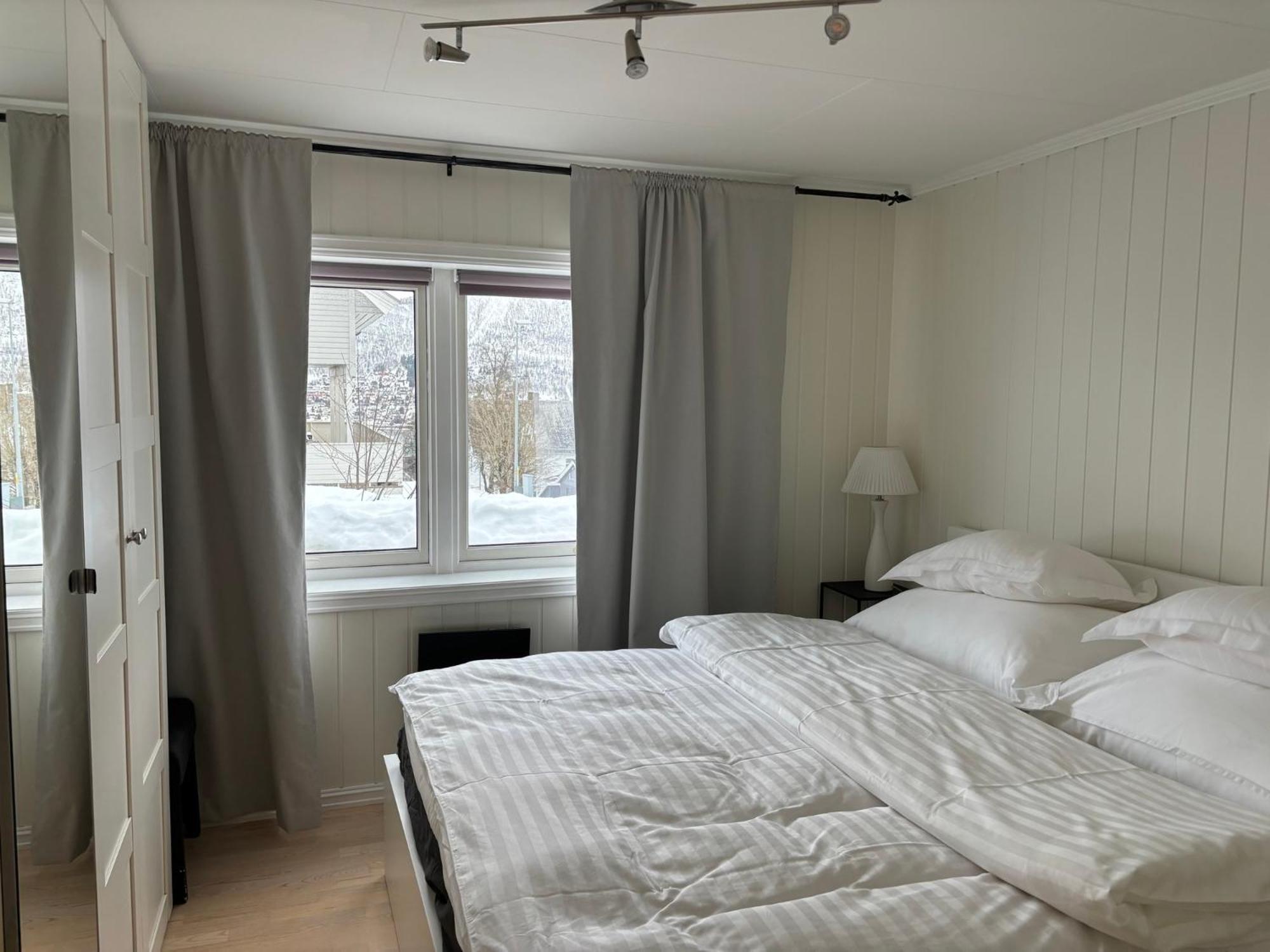 Sentral 4-Roms Leilighet I Trollbakken Tromsø Kültér fotó