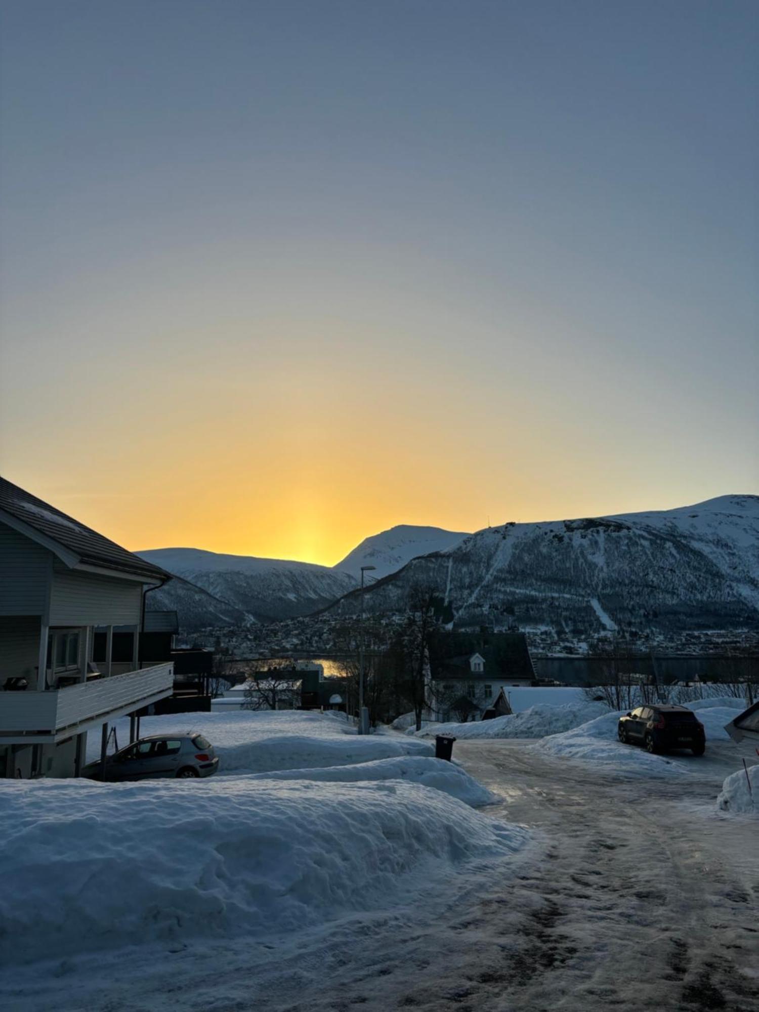 Sentral 4-Roms Leilighet I Trollbakken Tromsø Kültér fotó