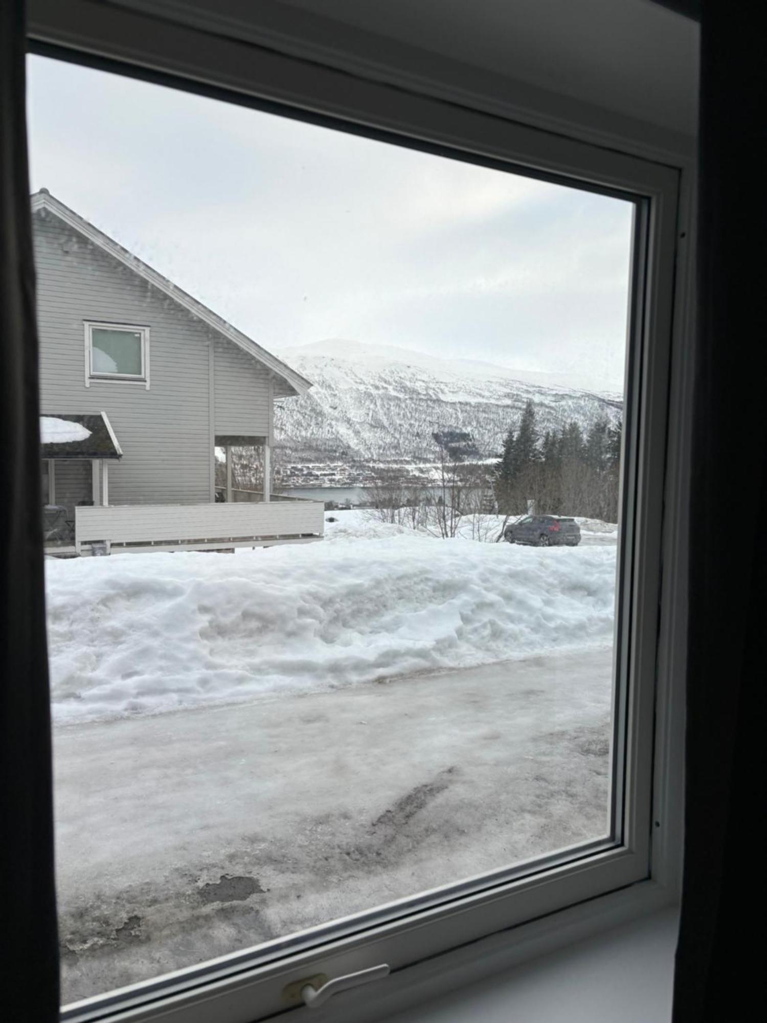 Sentral 4-Roms Leilighet I Trollbakken Tromsø Kültér fotó